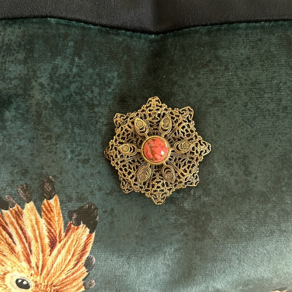 Vintage gold and coral stone brooch - Picture 6 of 7